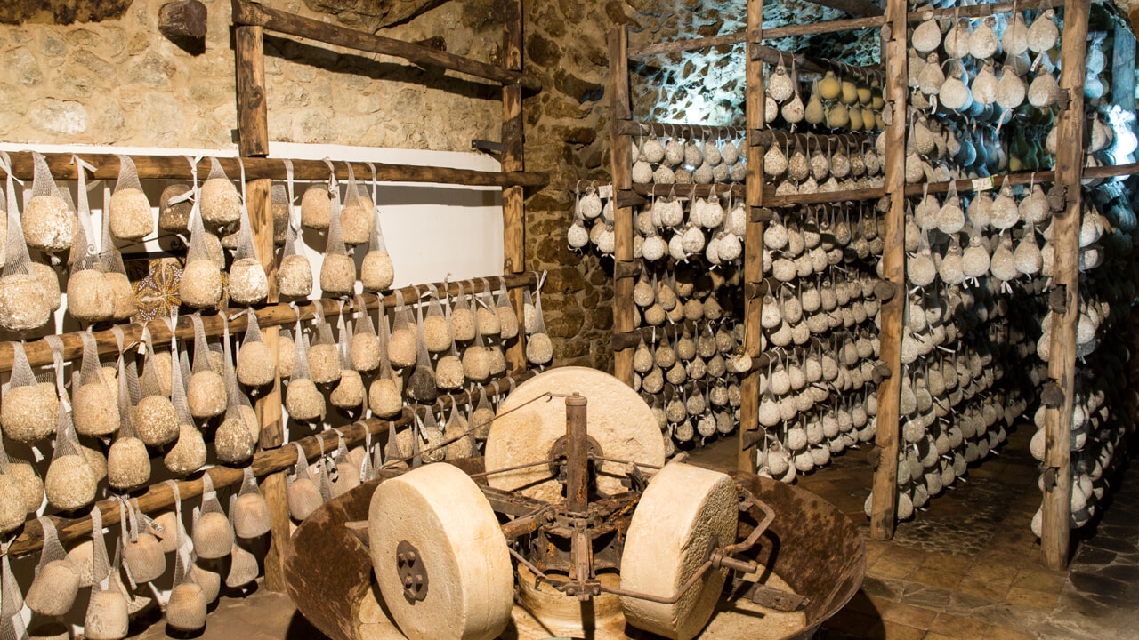 Caciocavallo Irpino di grotta PAT